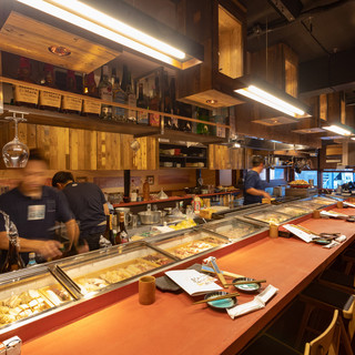 カウンター席の目の前には串焼きのショーケース完備☆