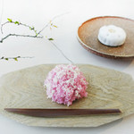 カフェ・ドン バイ スフェラ - 四季折々の和菓子を作り続ける京都の名店「嘯月」の上生菓子。（*お菓子の種類は季節ごとに異なります。）