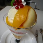 タカノフルーツパーラー - 黄金桃と白桃のパフェ（1,680円）