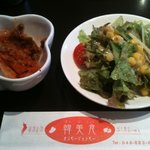 韓美食 オンギージョンギー - ランチ   キムチとサラダ