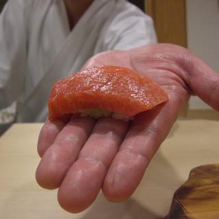 Please enjoy the hand-delivered nigiri, served in the best condition.