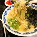 博多麺房 赤のれん - 雑な麺リフト