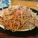 こうらくセブン - 焼きそば大盛　750円。多分2玉以上の麺の下には卵が敷いてある。具はキャベツとベーコンだけだけど…飽きずに美味しい！