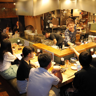 Enjoy the real pleasure of yakitori at the counter where the yakiniku chef grills it right in front of you.