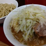ラーメン二郎 - 少なめで頼んだはずですがどう見ても。。。。