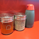 ラーメン二郎 - 卓上調味料