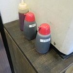 ラーメン二郎 - 券売機横の調味料