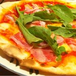 Parumare - パンチェッタとルッコラのピザ