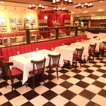 ブラッスリー・カフェ・ド・パリ - 赤・白・黒を基調にした、開放的で落ち着いた店内。