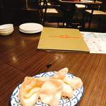 アジアンテイブル - お通しのエビせんべい