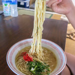 海の家 はしもと - 麺あげするムスメ。