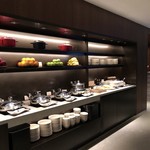 The Deck Business Class lounge - 色々な料理がありますね♪