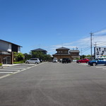 平尾屋 - 広い駐車場