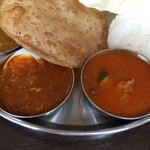 南インド料理ダクシン - 右チキン＆茄子のカレー左卵カレー