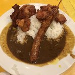 辛来飯 - モモ唐揚げとウィンナー(1本)カレー(870円)辛