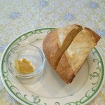 スパルタ - ランチのパンとディップ