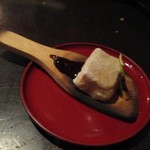 喜人 - 二品目は揚げ豆腐、可愛らしい匙に乗って運ばれて来ました。
