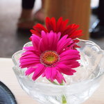 甘味や 澤田商店 - 各テーブルにお花が・・・