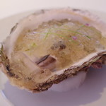 オテル・ド・ヨシノ - 湯浅産天然岩牡蠣、白ワインと柑橘のジュレとともに