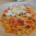 イタリア ワイン食堂 ラ・フラスカ - 水牛モッツァレラチーズとフレッシュトマト タリアテッレ。