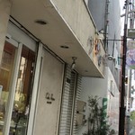 Cake House - メガドンキホーテ武蔵小金井駅前店の横の「競技場通り」沿い