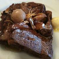 イル・テアトロ - オレンジとヘーゼルナッツ入りのフレンチトースト 焼きリンゴとペカンナッツ添え