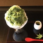 菓游 茜庵 - 抹茶蜜をかけます