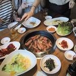 神話フードビレッジ - テーブルは即一杯に