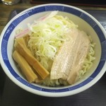 手打ちラーメン 森清 - 具材が通常のラーメンとほぼ変わらず！ナルトは嬉しい