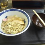 手打ちラーメン 森清 - 麺が残り少なくなつたところでタレを麺にぶっかけました