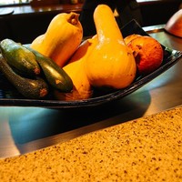 ステーキ懐石都 春日 - 使うお野菜が鉄板の横に。