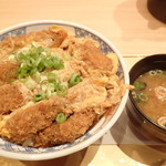 Hanakatsu - 「もみじ豚ロースかつ丼」（950円）お味噌汁のお替り可。