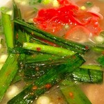 宮っ子ラーメン - 無料の、薬味ピリ辛ニラと紅しょうがを投入してみた。