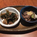 松阪焼肉 家族亭 - 小鉢２品。右はマスタードジュレの辛さ