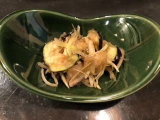 Sakanaryouri wotabetesobade shimerumisetakagi - 茄子と茗荷の酢の物