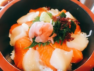 Resutoran Umiake - ぷりぷりの枝幸産ほたてを使用したホタテとサーモン丼970円