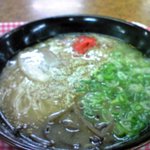 びっくり食堂 - とんこつラーメン