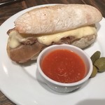 RACINES Boulangerie & Bistro - Aリュスティックランチ  1600円
      自家製ローストポークとステッペンモッツァレラ、
      トマトディップ