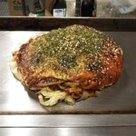 焼くんじゃ - よく見ると、一般の広島焼きより厚みがある。