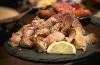 Pasutan - 奄美ブランド豚(あかりんとん)の肩ロースステーキ。お酒との相性が素晴らしい1品