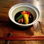 山のごはんよもぎ - 鱸と夏野菜のソテーワカメソース