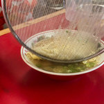 安全食堂 - 「替玉」（100円）。ザルで豪快にやってきます。