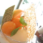 ノーザンテラスダイナー - ８月限定　新篠津産ルピアレッドメロンのパフェのアップ【２０１８年８月】