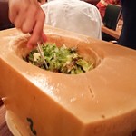 Italian Kitchen VANSAN - チーズの穴にサラダを入れて混ぜるΣ(ﾟﾛﾟ;)