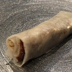 星期菜 白金 - ◆まずは「背中側のパリパリに焼いた部分」を頂きます。 噛むと北京ダックの旨みが口に広がりますし、甜麺醤もいい味わい。 クレープも出す直前に蒸し直されるので食感がいいこと。