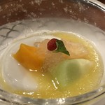 星期菜 白金 - ◆デザートは「ココナッツプリン」・・高級なつばめの巣や桃、メロン、マンゴなどが盛られ ココナッツプリンも滑らかな食感で美味しいこと。 パイナップルソースがいいアクセントになっています。