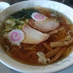 本宮庵 - ラーメン。昭和の夜泣きそばを思わせる味わいで無難に美味しいです。