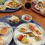 ホテルワイナリーヒル - 夕食。ワイン飲み放題とブッフェ料理食べ放題。肉は少なめに野菜魚介でつまみになります。蟹足も食べ放題みたいでした。