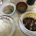 レストラン香港 - ソ…さん、またまたサービスランチの
      ビーフシチュー  750円！  サラダ付き  驚き！