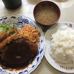 レストラン香港 - 私の、ハンバーグ定食  ライス大  800円
      ハンバーグ、デカイ！  デミソースは少し甘い。
       サービスランチがやはりお得。
      でも、これはこれで凄いのだけど   いやはや…